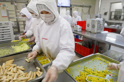 揭秘云端盛宴 新浪航空探秘航空餐從制作到銷(xiāo)售的全過(guò)程